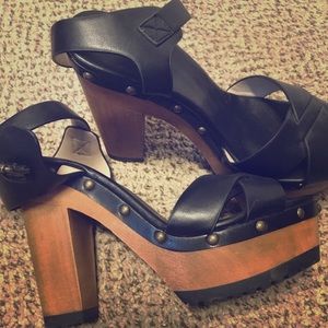 Pull&Bear wooden platforms